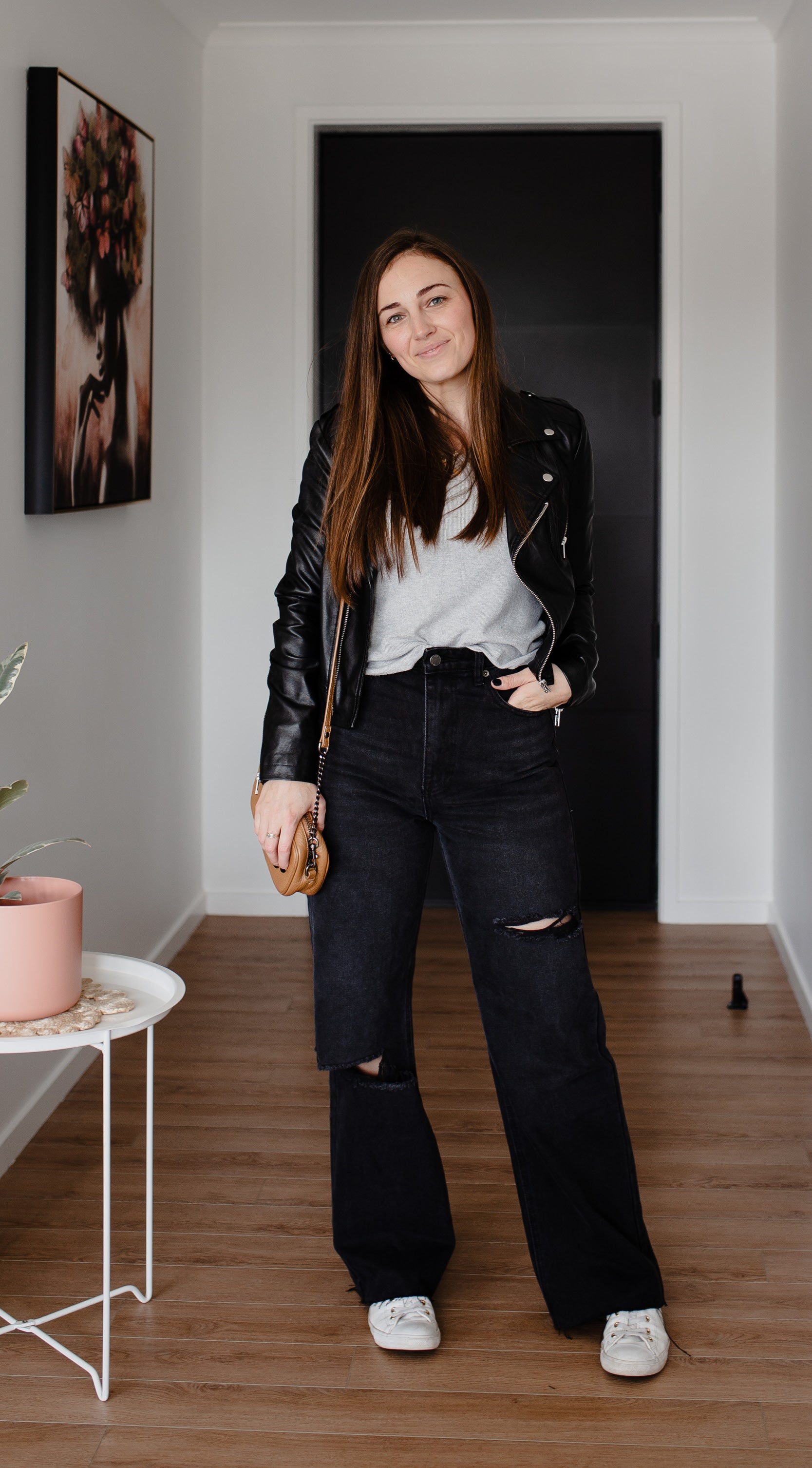 Straight Leg Outfits With Black Jeans For Summer Mom Outfits